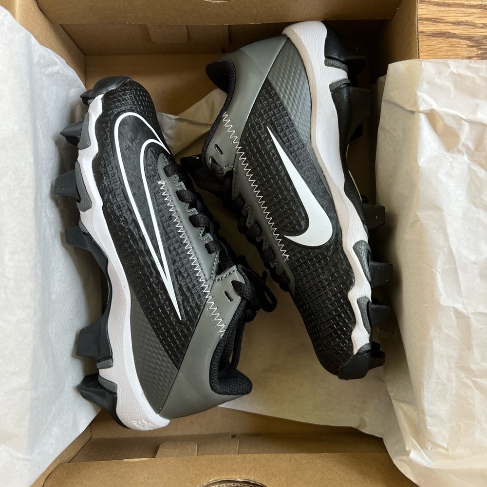 Kids cleats - like new- size 11 -nike alpha menace 3 shark bg